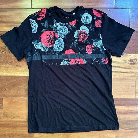 Guess Bundle T-Shirts - Picture 7 of 10